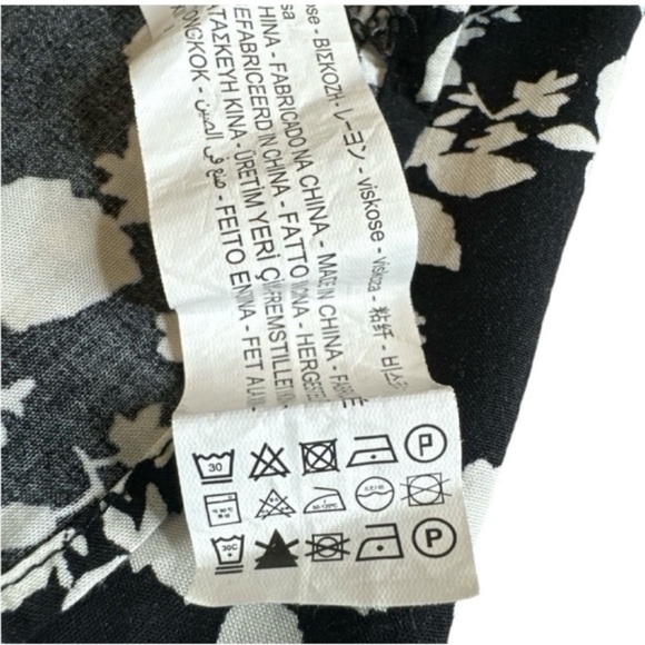 ZARA Black & White Floral Blouse Keyhole Neck w/Elastic Button Fastener, Size M. - Picture 9 of 11